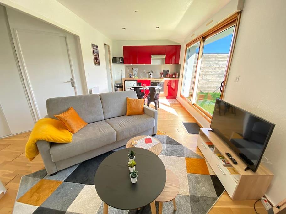 un salon avec un canapé et une table dans l'établissement Grand studio, belle terrasse avec vue, à Nantes