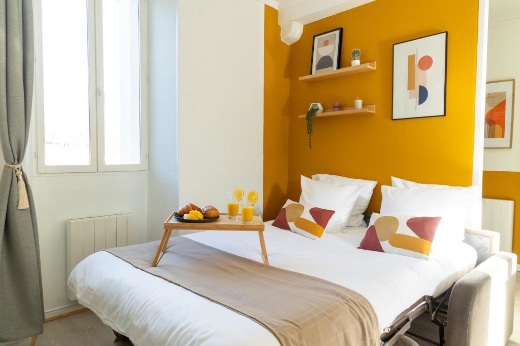 - une chambre avec un lit et une table dans l'établissement Le Yellow Vibe - Parking privé gratuit, proche Chantilly, Wifi haut débit, idéal télétravail, à Cires-lès-Mello