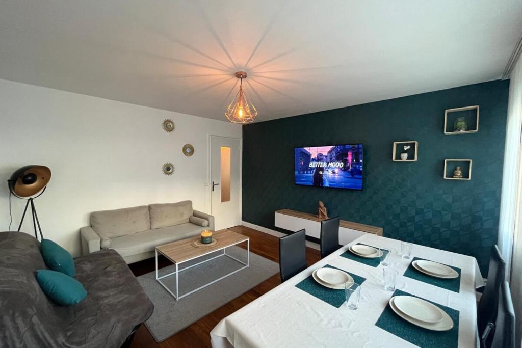 Televízia a/alebo spoločenská miestnosť v ubytovaní Joli appartement proche Centre