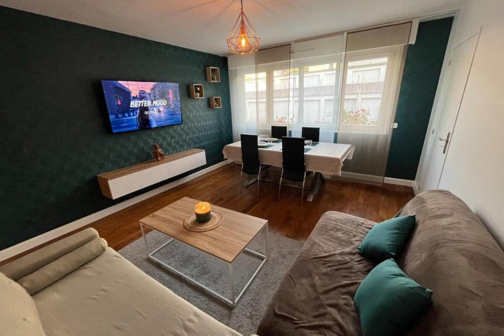 Televízia a/alebo spoločenská miestnosť v ubytovaní Joli appartement proche Centre