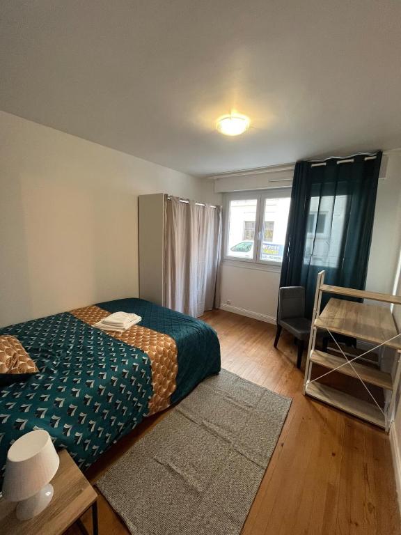 Posteľ alebo postele v izbe v ubytovaní Joli appartement proche Centre