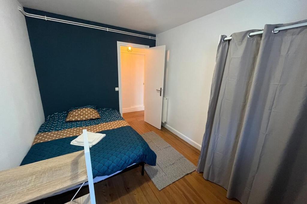 Posteľ alebo postele v izbe v ubytovaní Joli appartement proche Centre