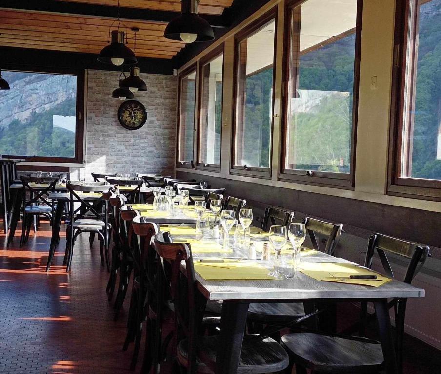 Restaurace v ubytování GITE LE BELVEDERE AU REFUGE DU PHOENIX, ECHEVIS