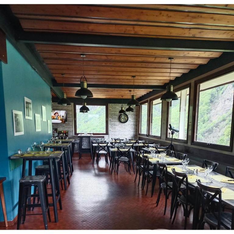 Restaurace v ubytování GITE LE BELVEDERE AU REFUGE DU PHOENIX, ECHEVIS