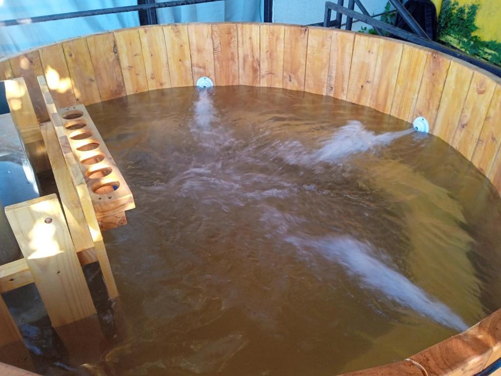 una piscina de agua en una mesa de madera en Hotel Cabernet en Valparaíso