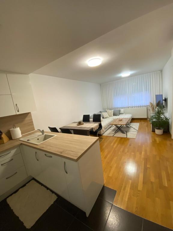 Pranjić Apartment في زابرشيتش: مطبخ وغرفة معيشة مع أريكة وطاولة