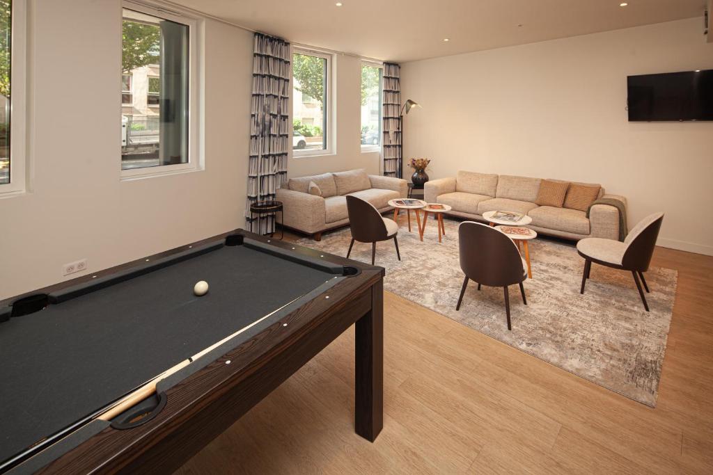 salon ze stołem bilardowym w obiekcie FINESTATE Coliving Mairie d'Issy w mieście Issy-les-Moulineaux