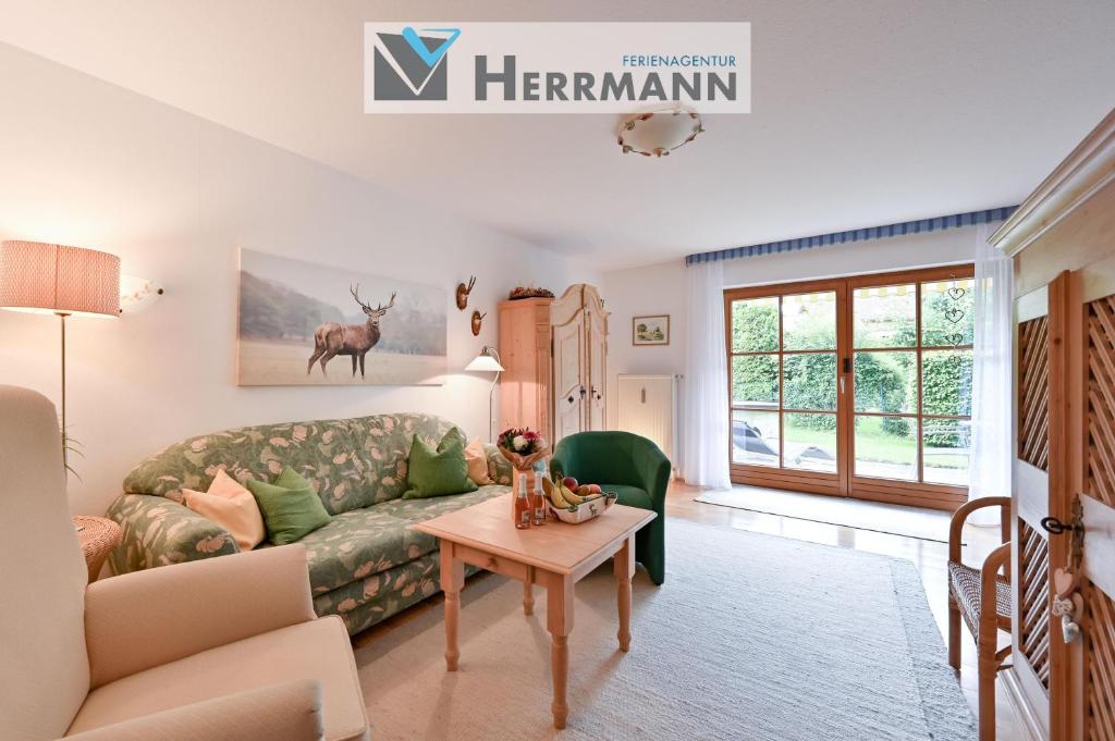 una sala de estar con un sofá y una mesa en Ferienwohnung Am Kienberg, en Pfronten