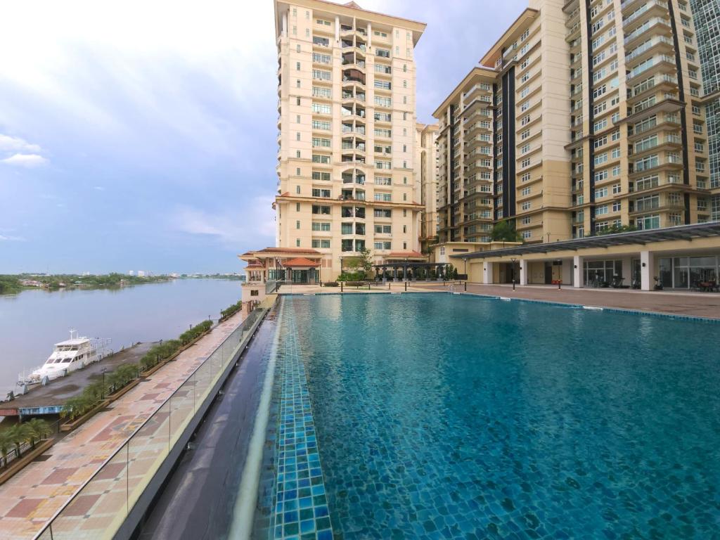 古晋Kuching Town - RiverBed - Luxury Resort Condo的一座大型游泳池,拥有两座高高的建筑