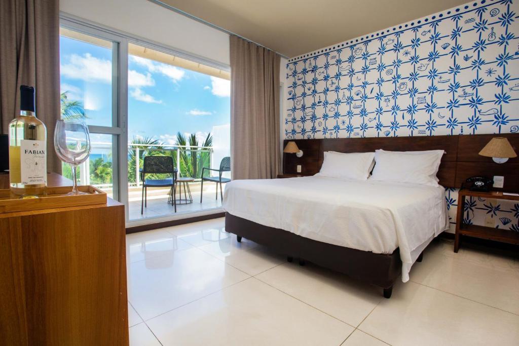 薩爾瓦多的住宿－CASA Di VINA Boutique Hotel，酒店客房设有一张床和一个阳台。