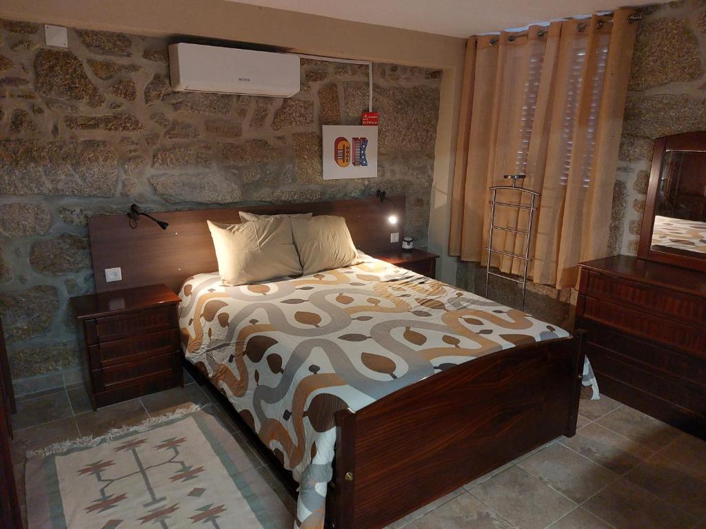 - une chambre avec un lit et 2 tables de chevet dans l'établissement Casa das Cortes - Serra da Estrela, à Gouveia