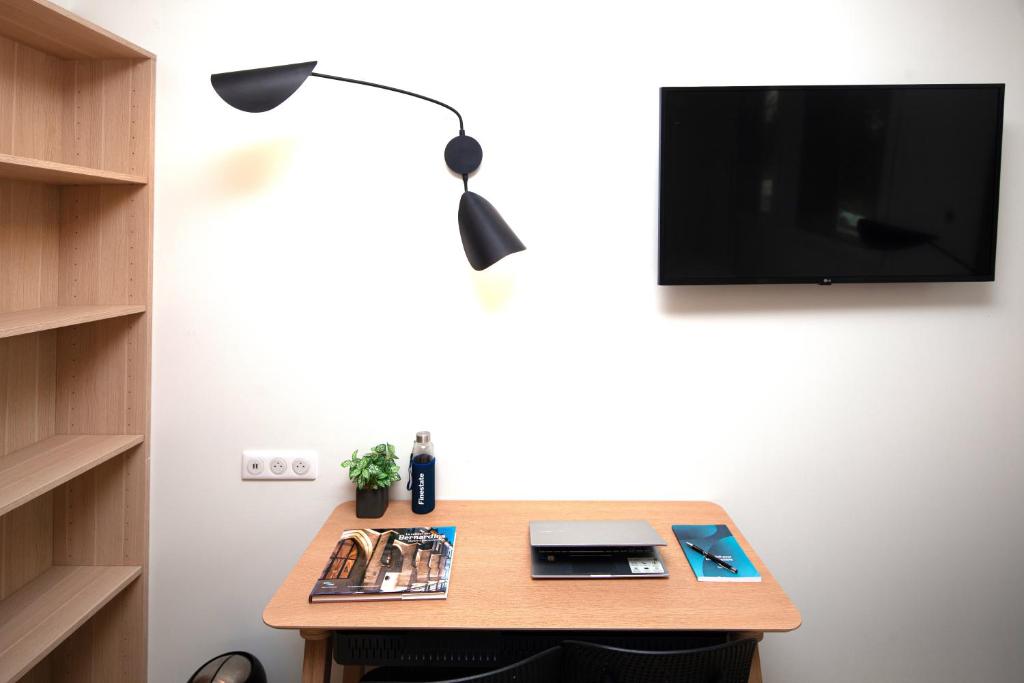 Telewizja i/lub zestaw kina domowego w obiekcie FINESTATE Coliving Mairie d'Issy