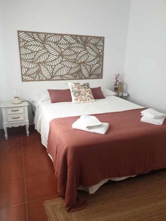 La Quintana في Oliva de la Frontera: غرفة نوم بسرير كبير عليها منشفتين