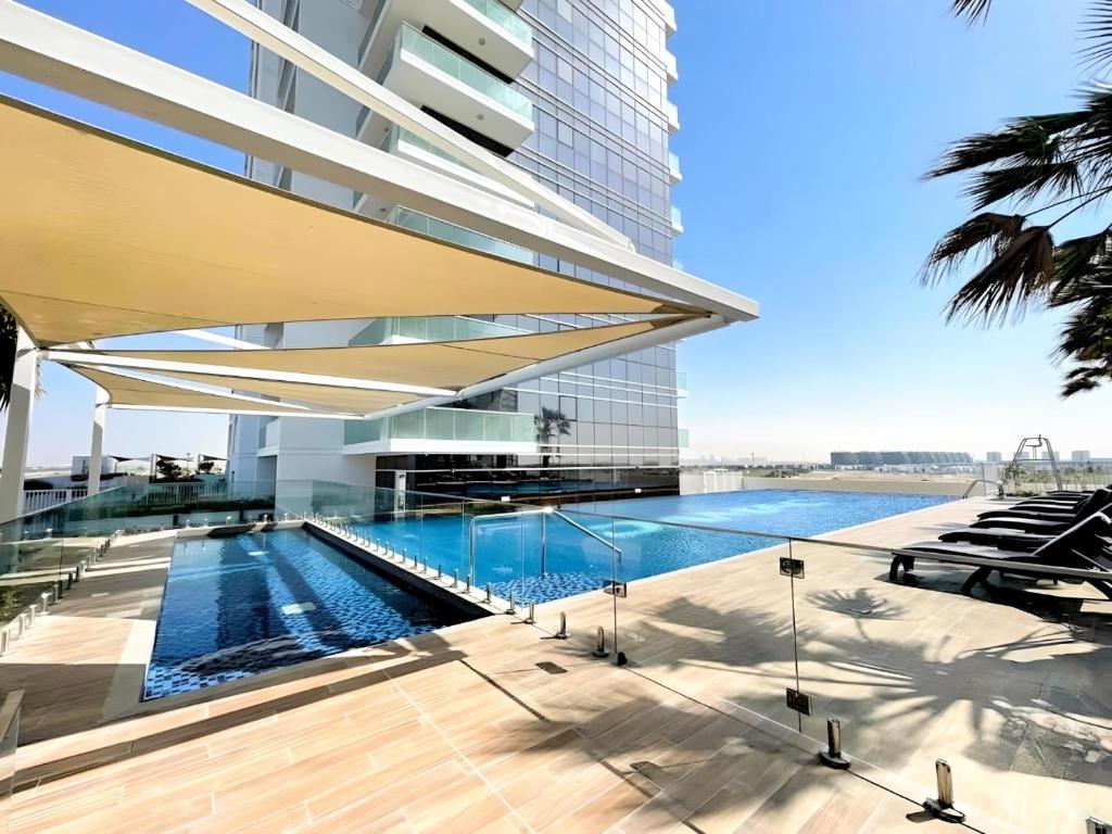 vista para um edifício com piscina em Cozy Studio in Dubai no Dubai