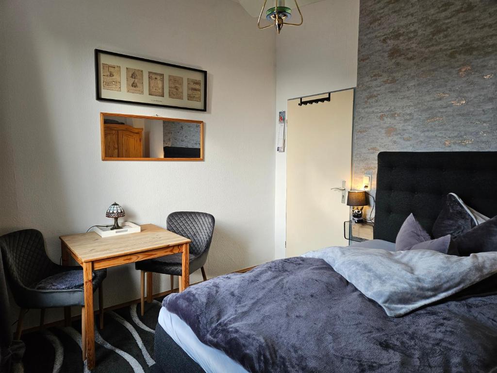 um quarto com uma cama, uma mesa e uma secretária em Köln Vermietung Schwermer em Colônia