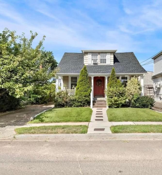 Single Room, Elmont (updated prices 2024)