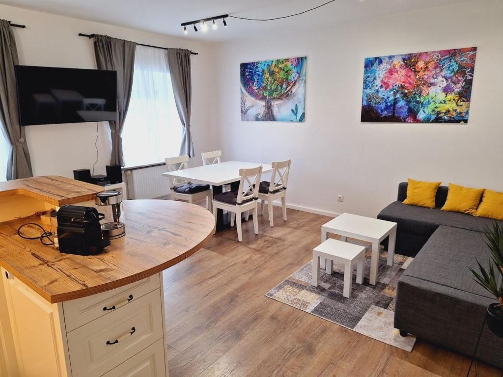 Televízia a/alebo spoločenská miestnosť v ubytovaní Flataid Gästehaus Graschi - Steinbergstraße