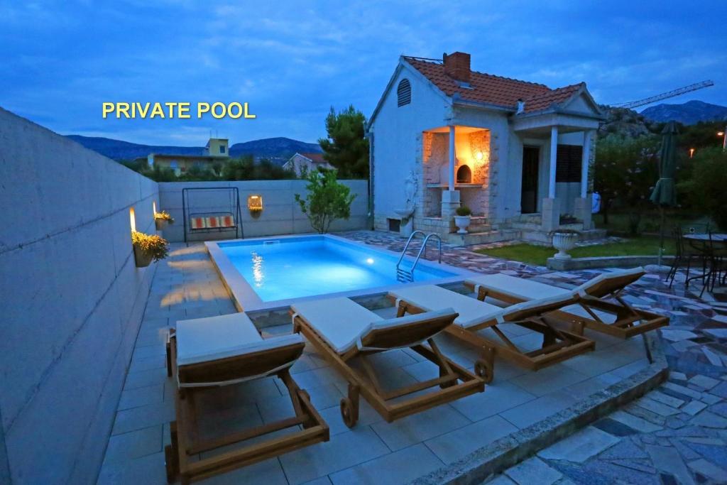 Bazén v ubytovaní Apartment Ana with private pool alebo v jeho blízkosti