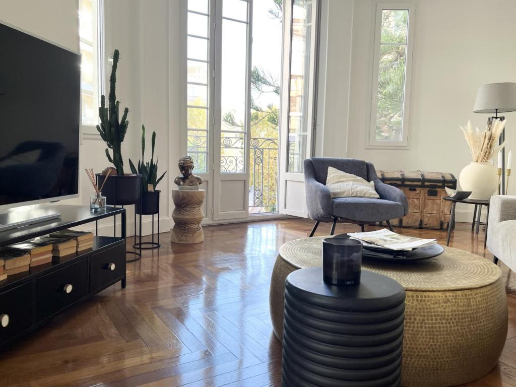 a living room with a couch and a table at MJ-SELECT - BAQUIS Luxurious Apartment 115m2- 3 Bedroom flat, downtown, with parking, 5 minutes BEACH, AIR CONDITIONING in Nice