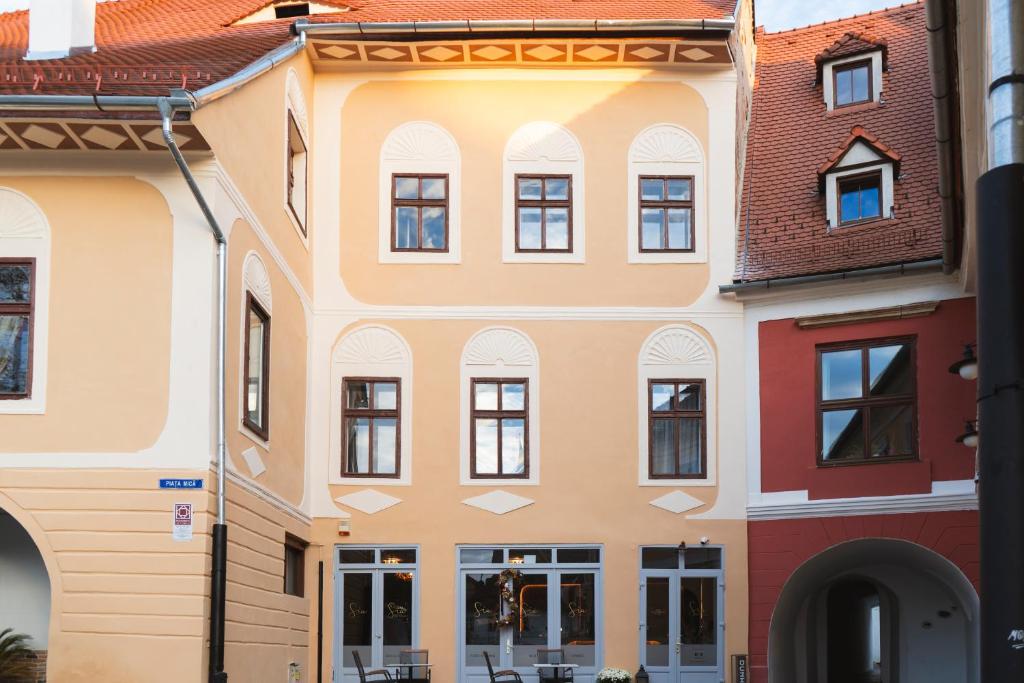 a building in the middle of a street at Sia Boutique Aparthotel in Sibiu