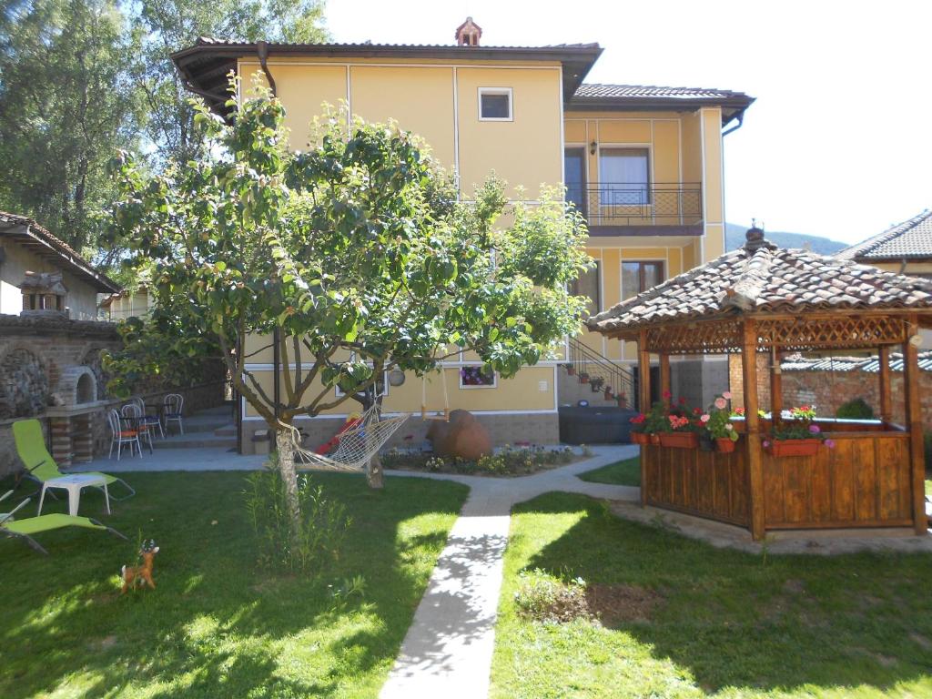 Zahrada ubytování Guest House Tsenovi