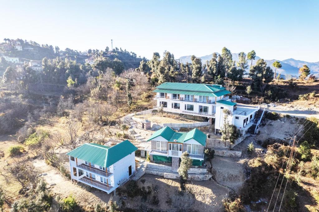 uma vista aérea de uma casa com um telhado verde em Shree Parijat Resort At Mukteshwar Hill Station with Himalayan View em Mukteshwar