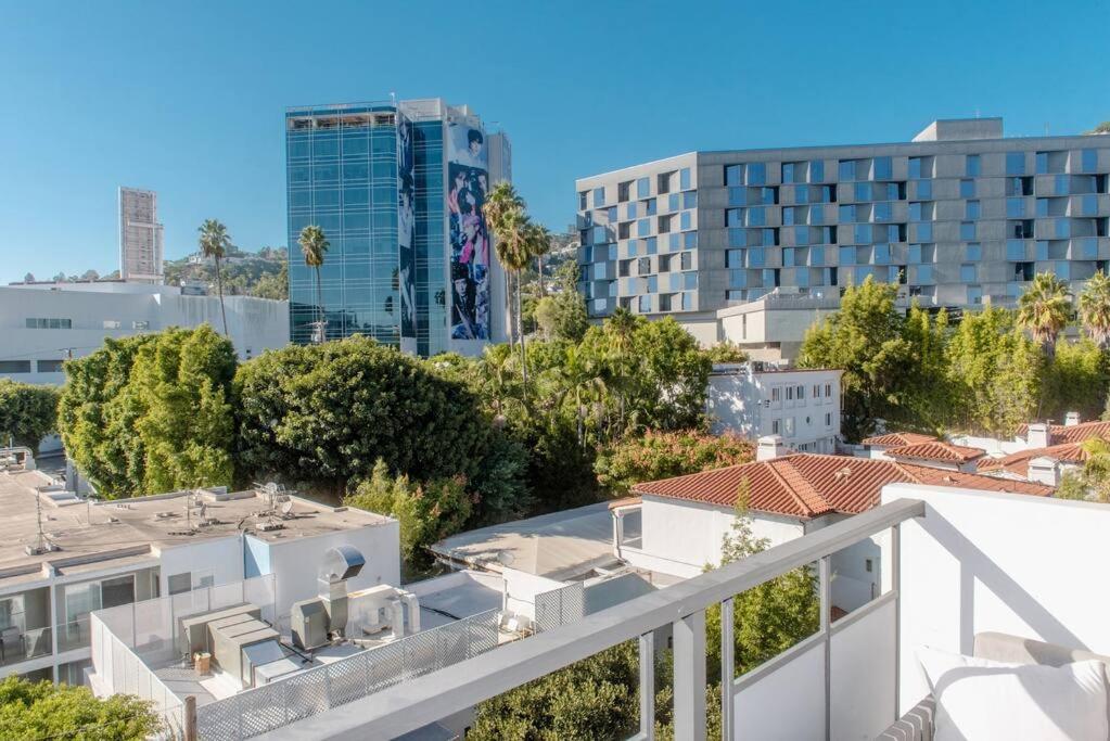 洛杉磯的住宿－The Sunset Blvd luxury high-rise, 180 city views，从大楼的阳台上可欣赏到城市景观
