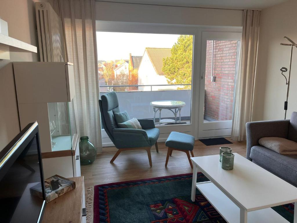 un soggiorno con un divano e una poltrona di Ferienwohnung Antje auf Borkum a Borkum