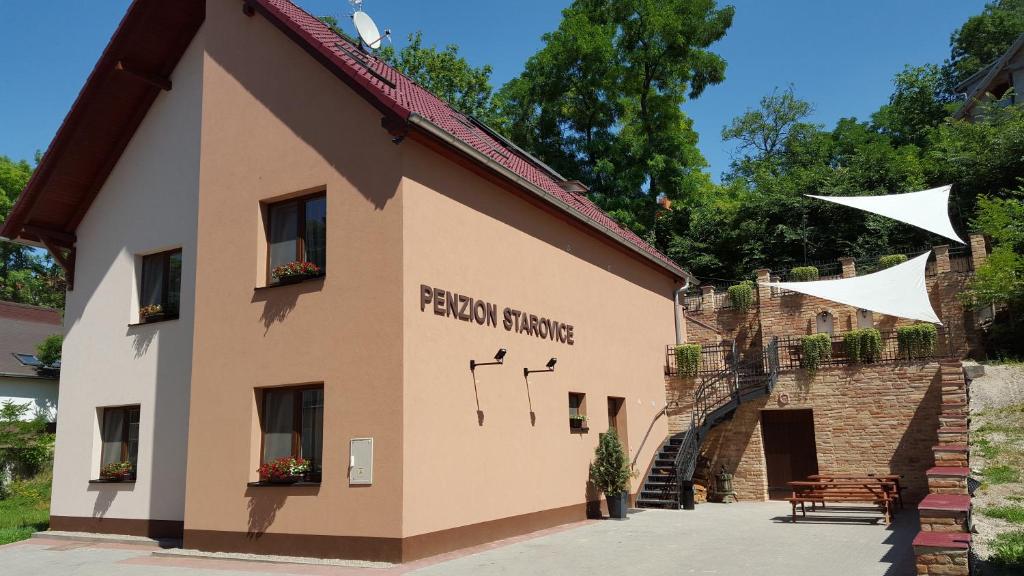 een gebouw met een bord dat het Franse verzet leest bij Penzion Starovice in Starovice