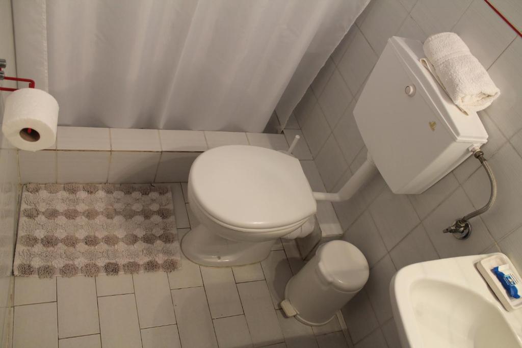 La petite salle de bains est pourvue de toilettes et d'un lavabo. dans l'établissement Villa Frideriki, à Agia Paraskevi