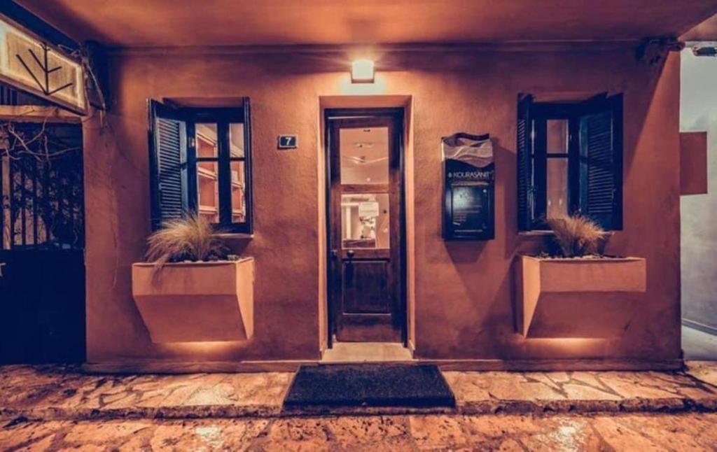 una porta d'ingresso di un edificio con due piante in vaso di Mia Nonna 1 Bedroom House a Città di Zante