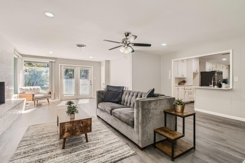 uma sala de estar com um sofá e uma mesa em Convenient for long stays with 5BR Urban Retreat em Fort Worth