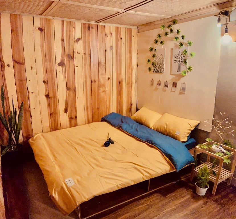 Posto letto in camera con parete in legno. di HÙNG Apartment Dalat a Da Lat
