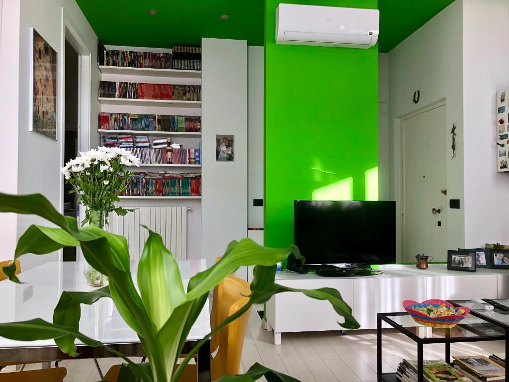 una sala de estar con una pared verde en Intero Appartamento LGBTQ+ zona Loreto, en Milán