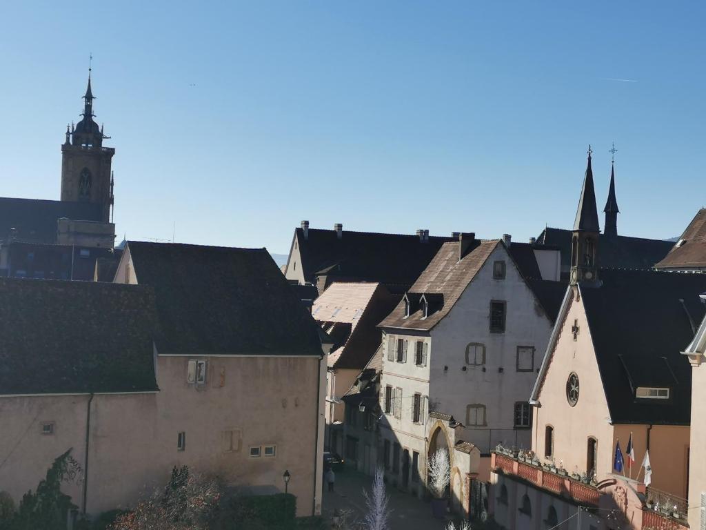 - une vue sur une ville avec des bâtiments et une tour de l'horloge dans l'établissement Logement Colmar centre avec Parking, à Colmar