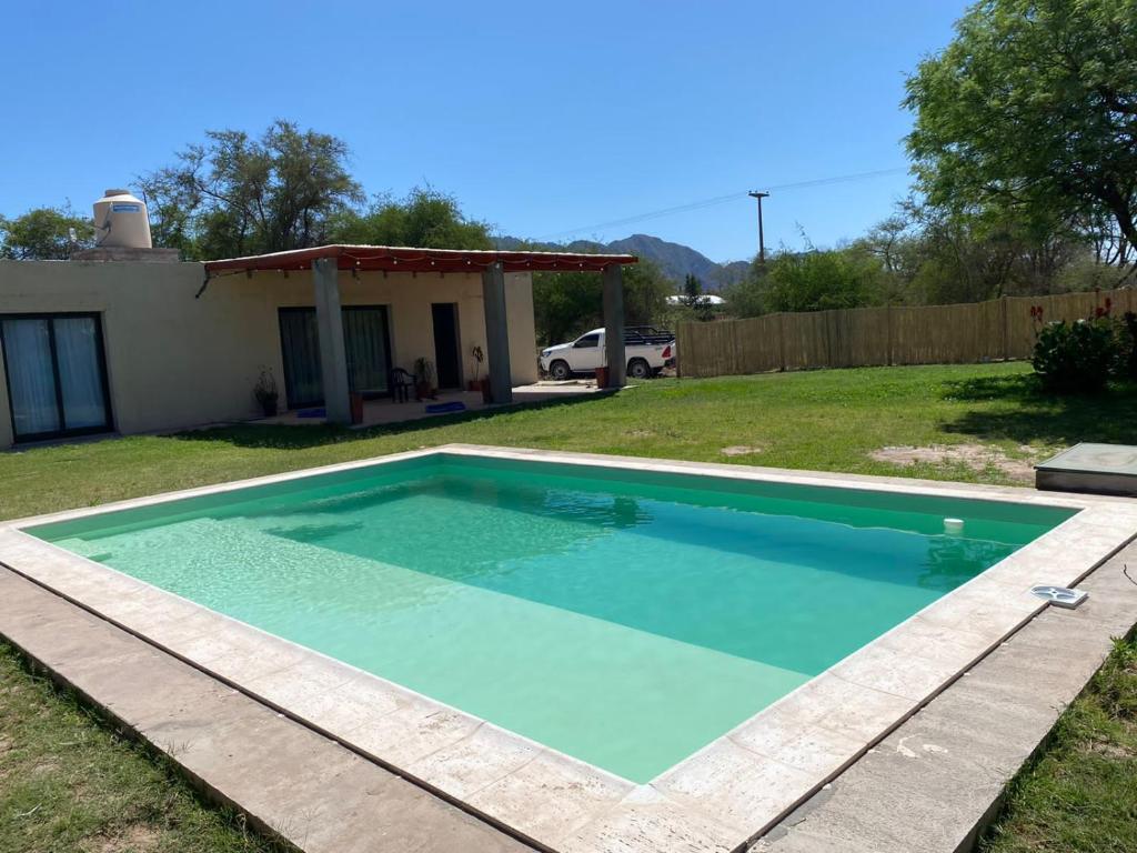 een zwembad in de tuin van een huis bij La Piedra Morada in Belén