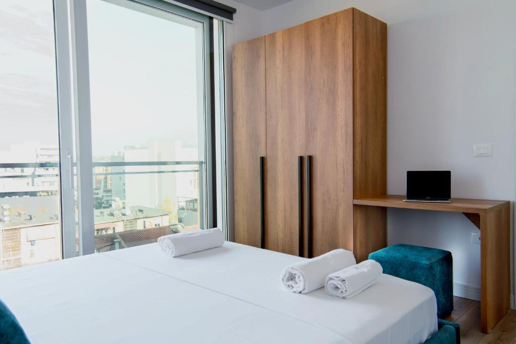 Urban Serenity City Skyline View Apartment 1 - Image 7