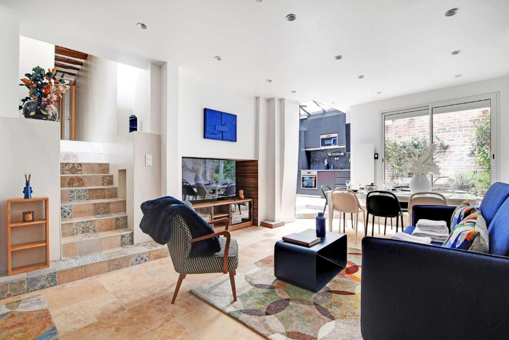 un salon avec un canapé et des chaises dans l'établissement Amazing apartment 10P3BR Beaubourg - Centre de Paris, à Paris