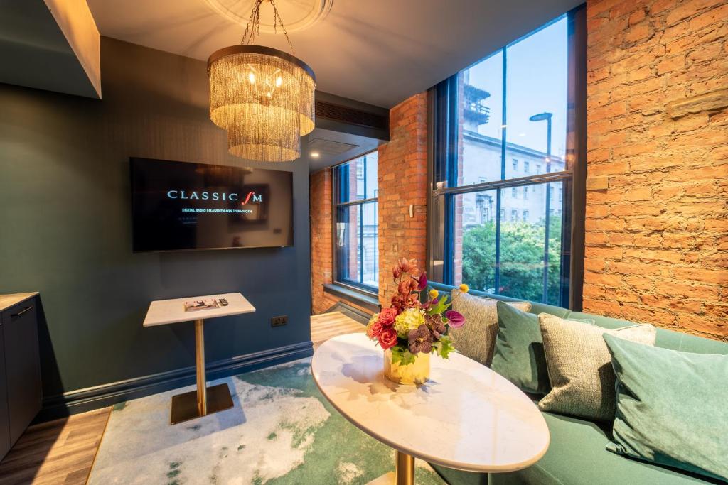 TV a/nebo společenská místnost v ubytování Forty Seven Hotel Manchester, WorldHotels Crafted