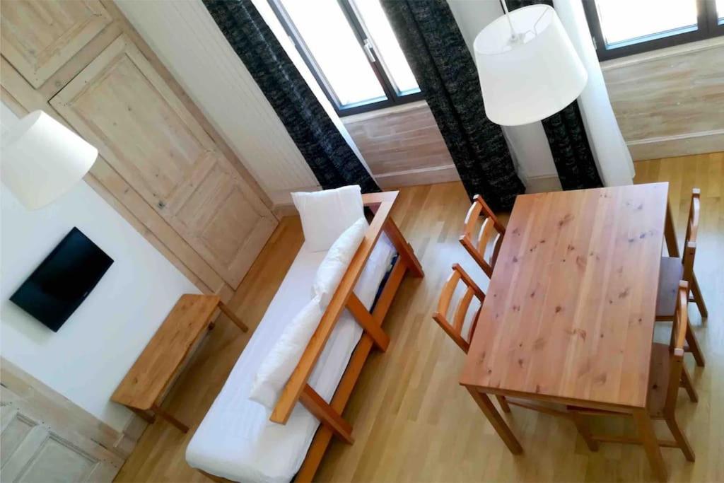uma vista superior de um quarto com uma mesa e cadeiras em Le Rhône à vos pieds, Bellecour à quelques pas em Lyon