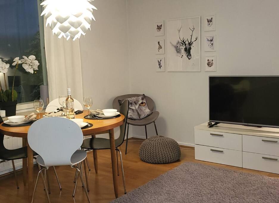 TV a/nebo společenská místnost v ubytování Arctic Fauna top floor apartment