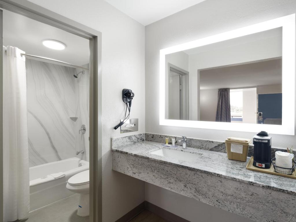 Days-Inn by Wyndham Montgomery I-85 - Chambre Lit King-Size - Non-Fumeurs