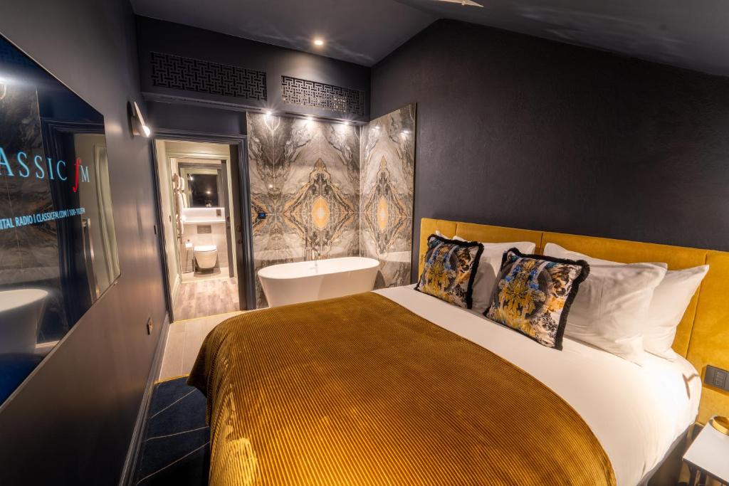 
Split Level King Suite with Living Area, Kitchenette and In-Room Bath Tub - Non-Smoking
