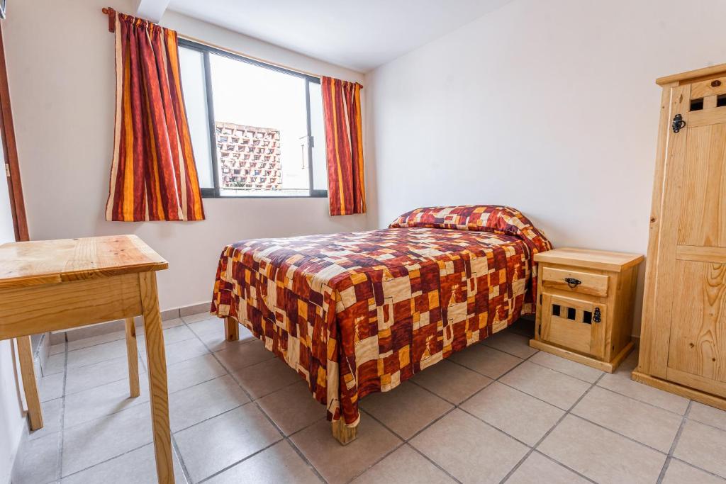 Postel nebo postele na pokoji v ubytování Cinco de Mayo Hotel