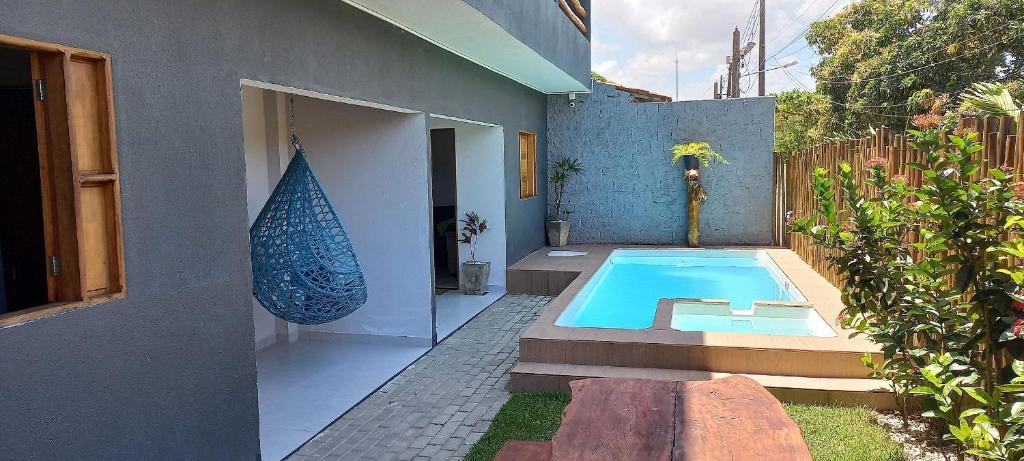 - une piscine dans l'arrière-cour d'une maison dans l'établissement Flats da Ilha 2 Quartos, à Marechal Deodoro