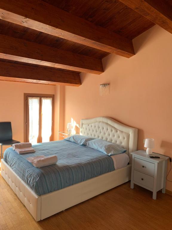 Un dormitorio con una cama grande y una ventana en Appartamento Luce-- 2 camere da letto--Centro storico--Parcheggio privato gratuito, en Lugo
