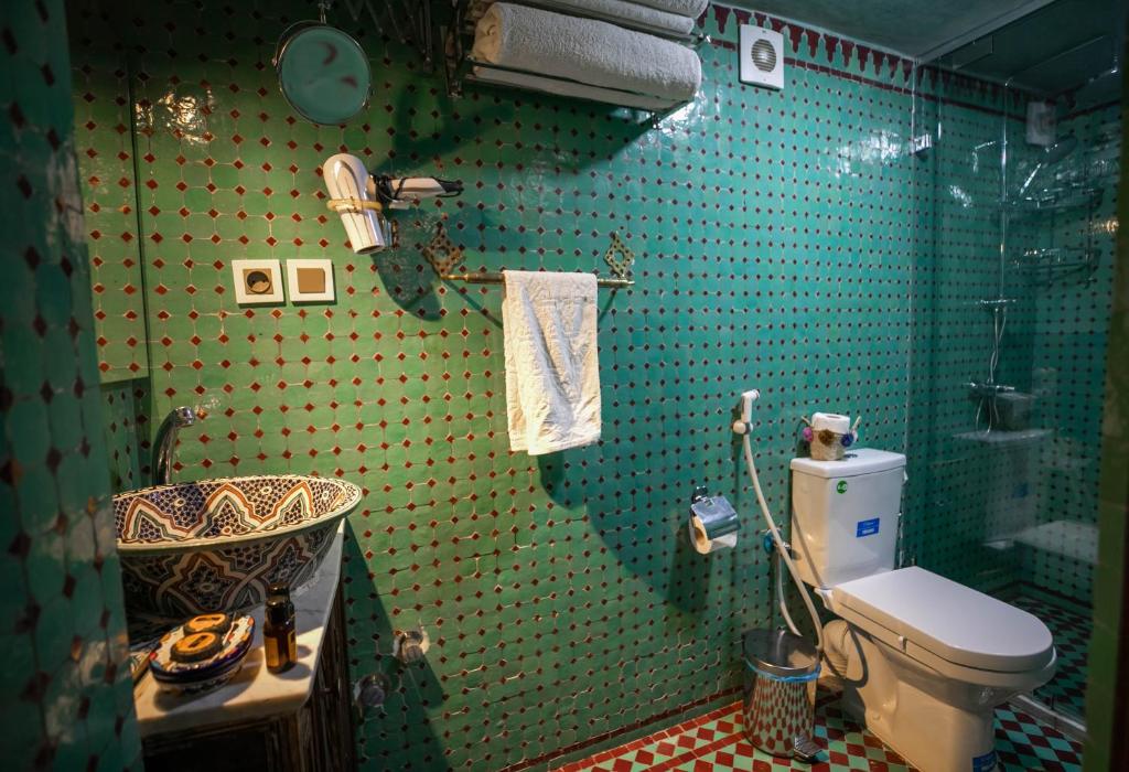 A bathroom at Dar Borj