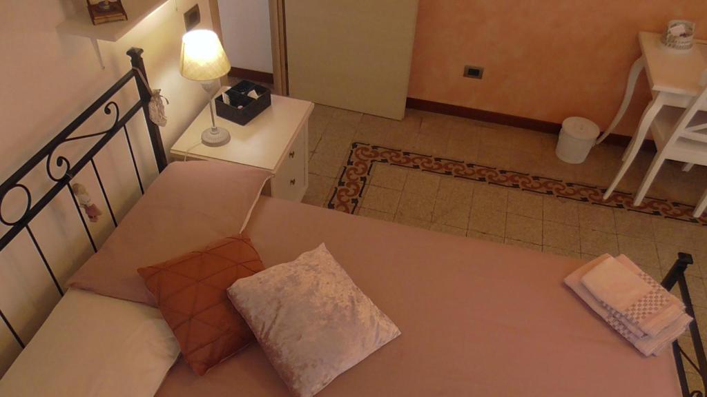 ローマにあるItaly's enchanting ambiance - A snug apartment in Romeのソファとテーブルが備わる客室のオーバーヘッドビュー
