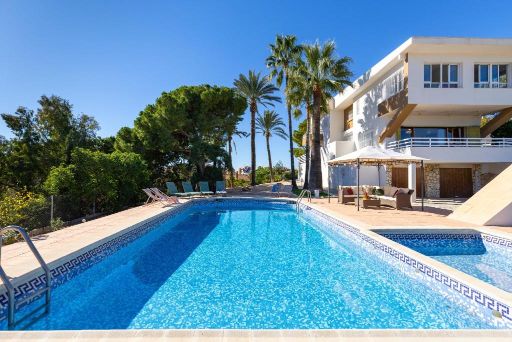 uma piscina em frente a uma villa em Urban Elegance by Fidalsa em Alicante