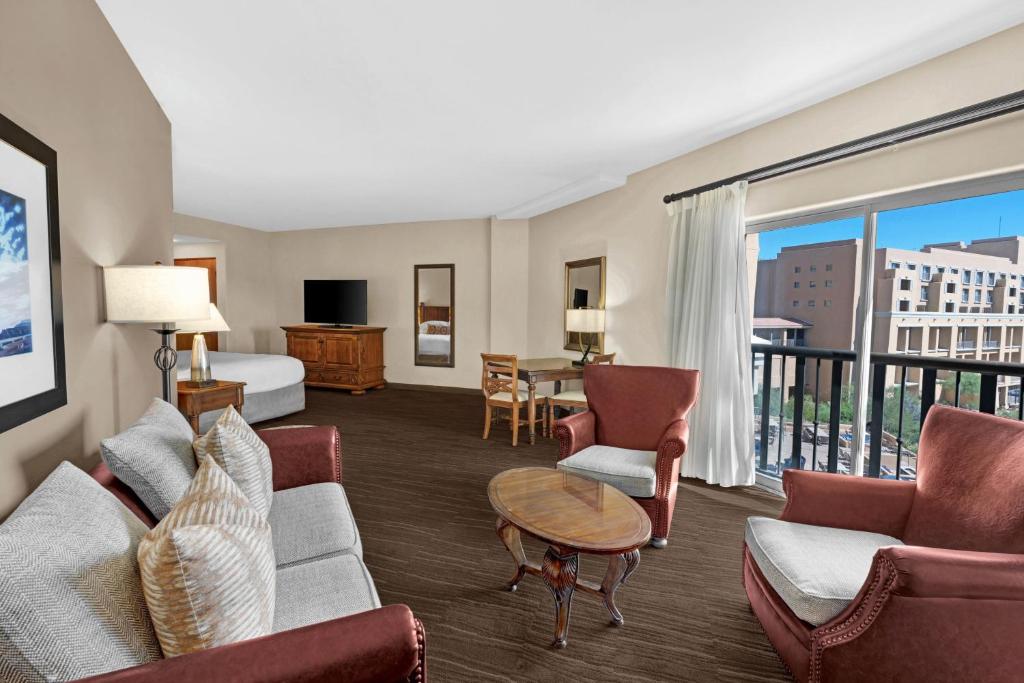 TV a/nebo společenská místnost v ubytování JW Marriott Tucson Starr Pass Resort